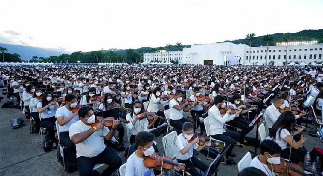 بزرگترین ارکستر جهان با حضور ۱۲ هزار نفر برگزار شد