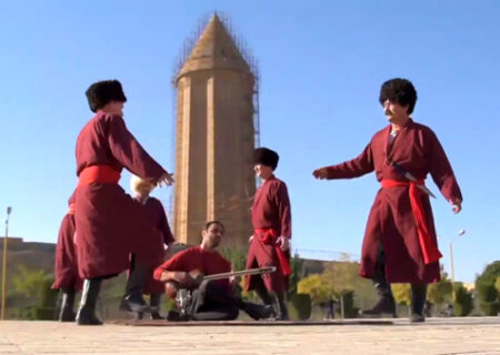 «علی قمصری» با رقص خنجر در برنامه تار ایرانی